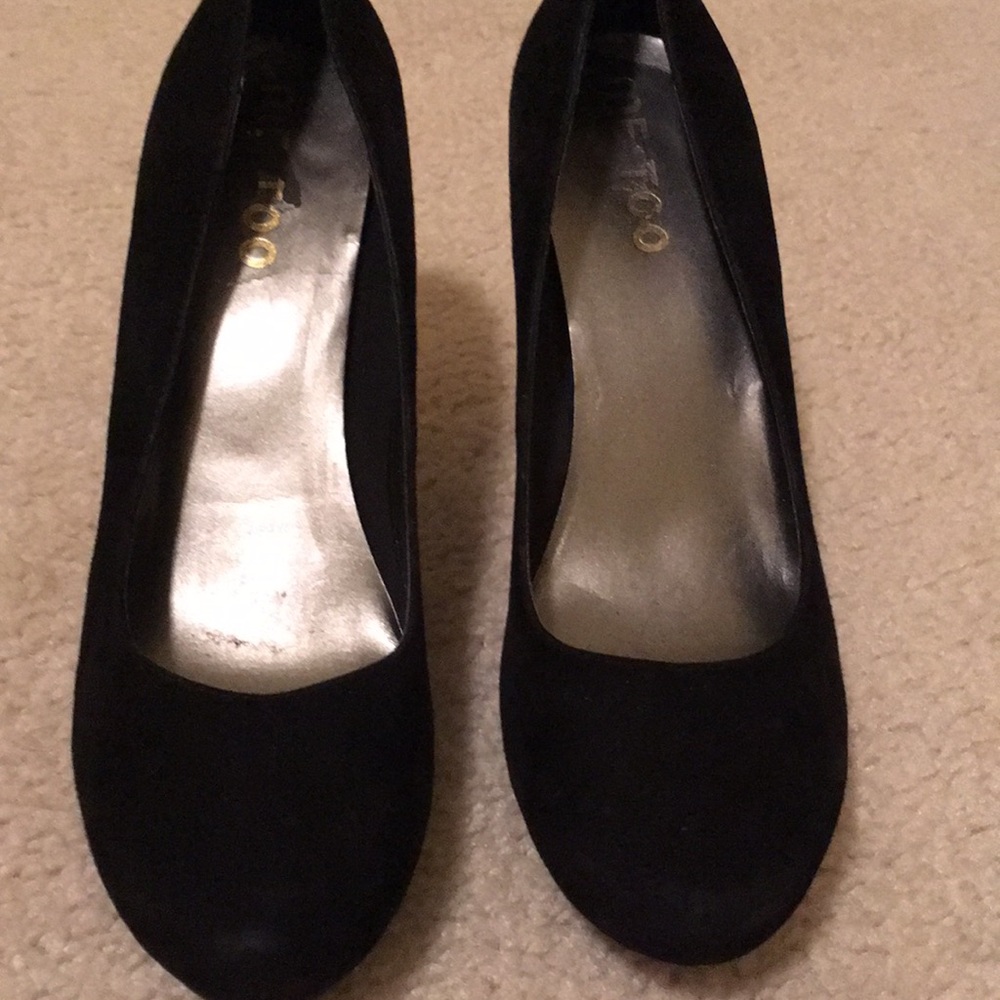 Black suede round toe pumps